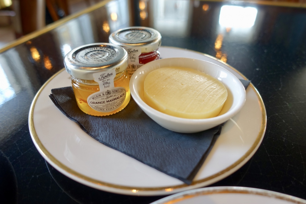 ロンドン・グレートノーザンホテル朝食会場：PLUM&SPILT MILKバター＆ジャム