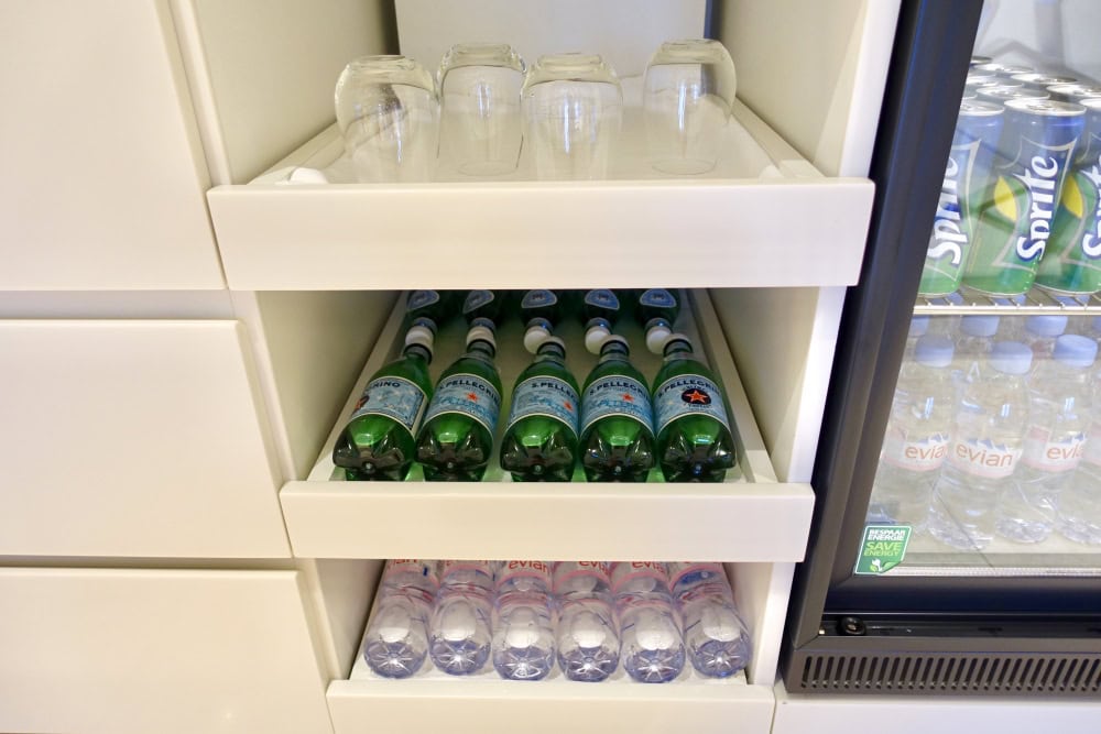 シャルル・ド・ゴール国際空港カタール航空プレミアムビジネスラウンジ・ミニバーには常温の飲み物も