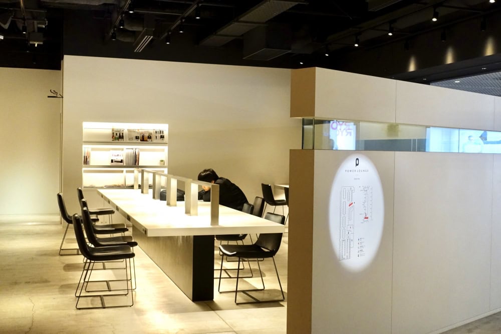 羽田空港第1ターミナルPOWERラウンジ・入口近くの席
