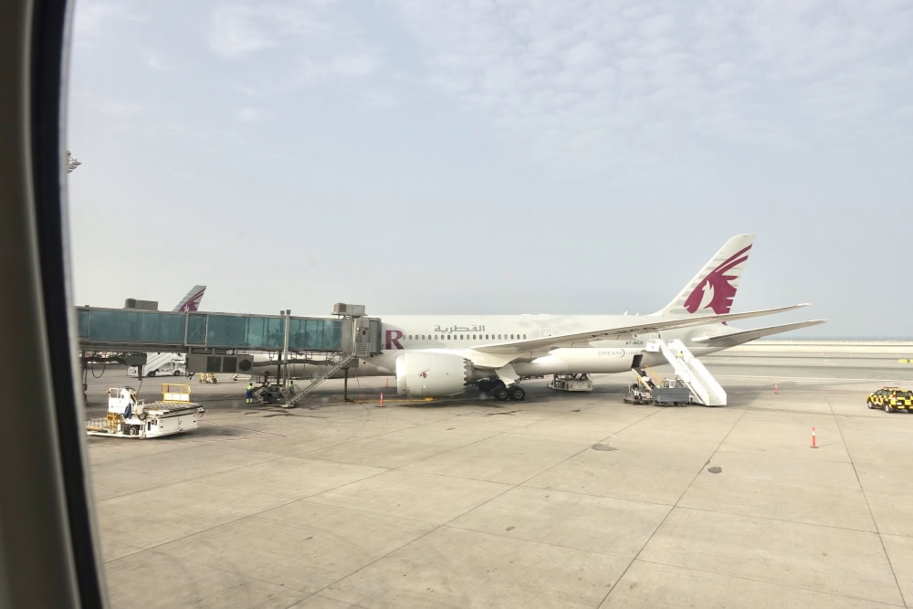 カタール・ドーハ・ハマド国際空港駐機場に到着