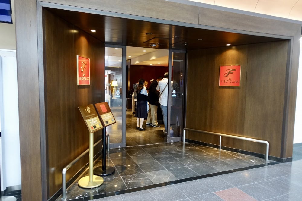 羽田空港JALファーストクラスカウンター