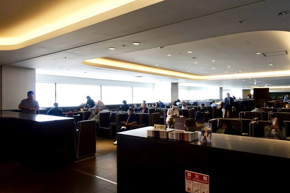 羽田空港JALダイヤモンドプレミアラウンジライブラリーエリア
