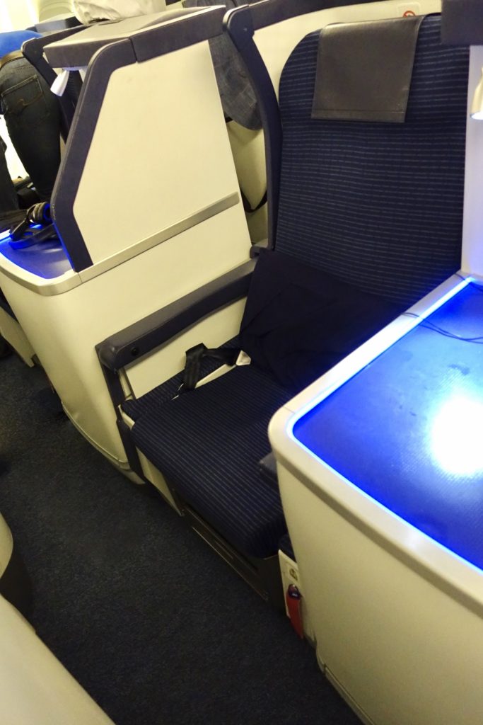 ANA203便フランクフルト行きB777-300ERビジネスクラスシート