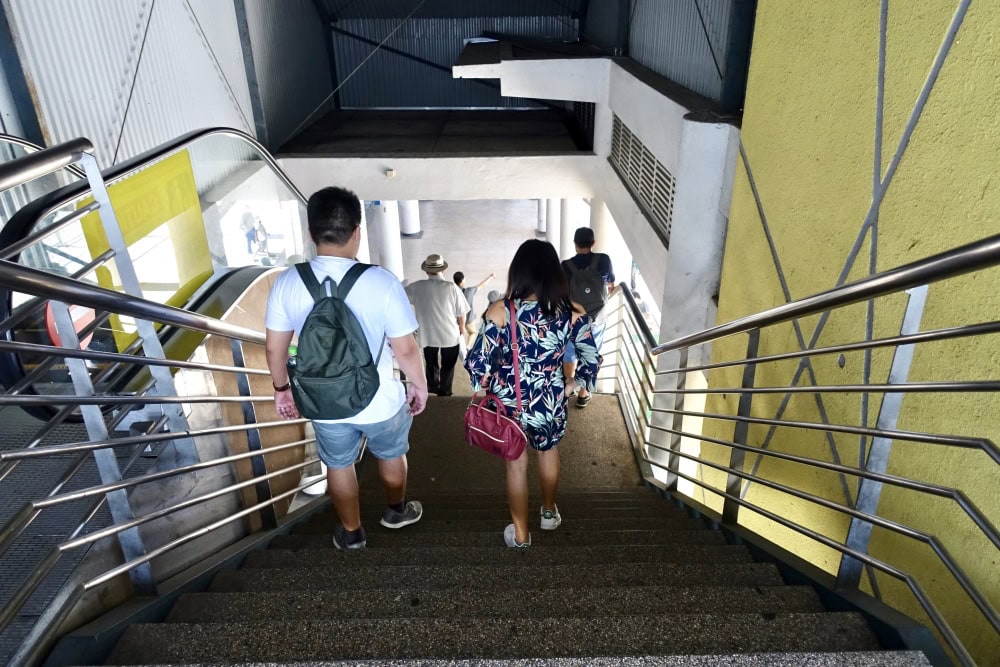 バトゥ洞窟駅階段を降りる
