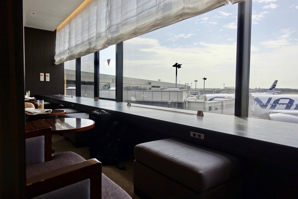 成田国際空港第2ターミナルサテライトJALファーストクラスラウンジオットマン付きのソファ