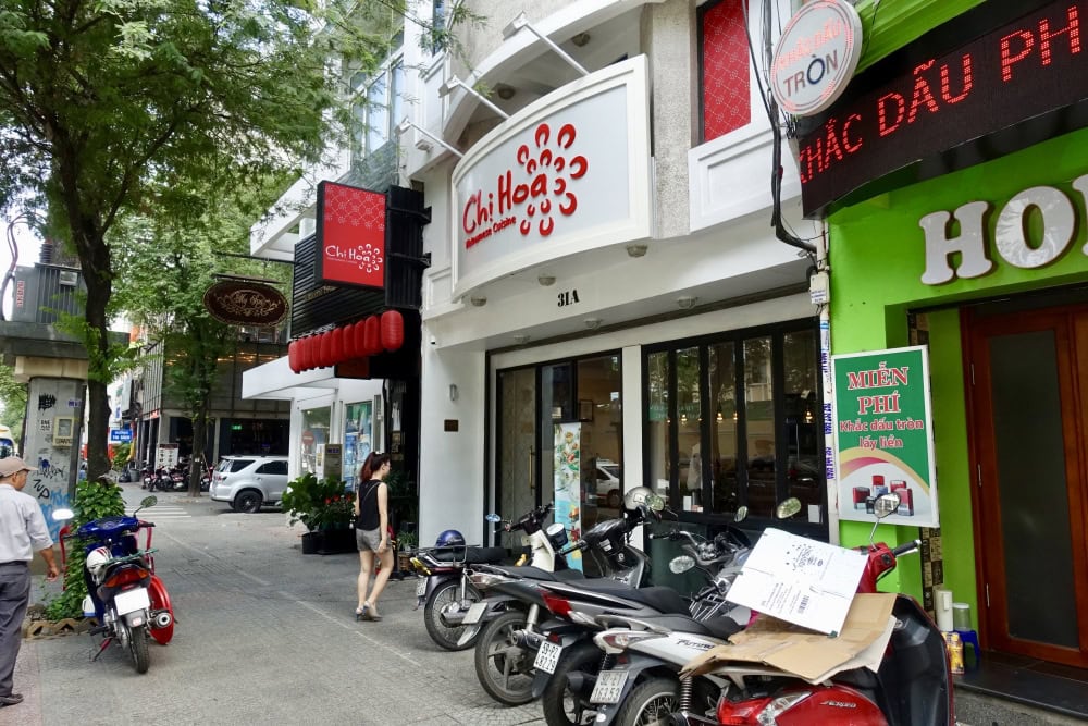 ベトナムホーチミンのレストランチーホア店頭