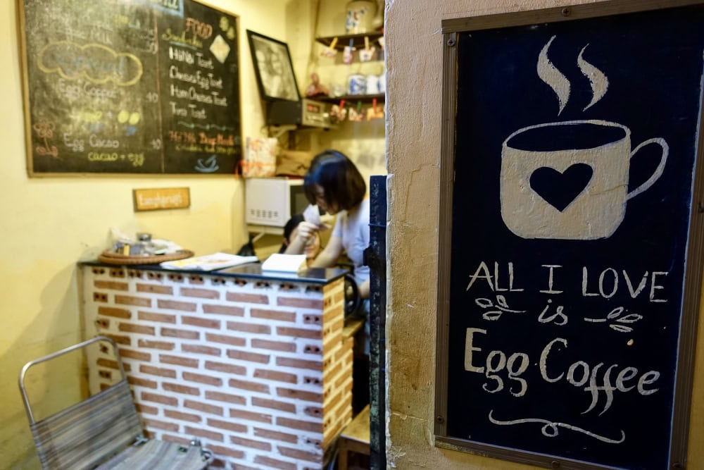 エッグコーヒーの名店は小道の奥