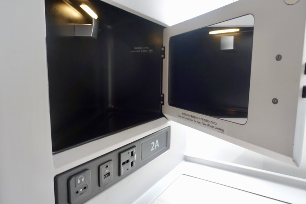 jalビジネスクラスSKYSUITE3シート鏡付き収納