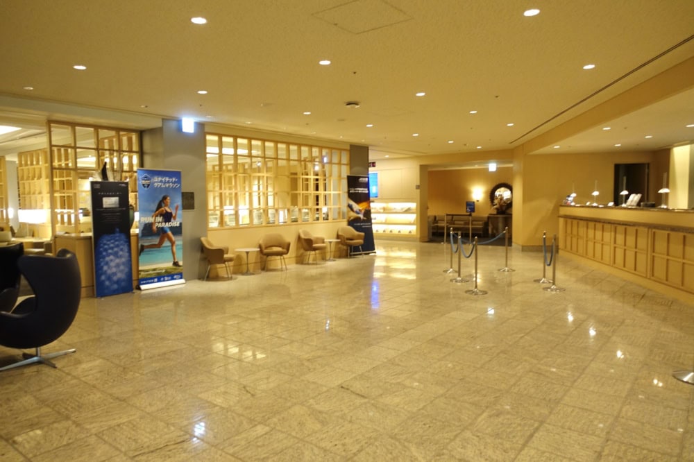 成田空港ユナイテッドクラブラウンジ受付レーン