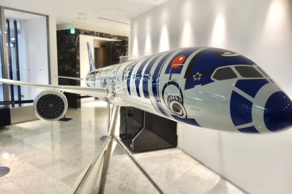 成田国際空港第4ターミナルANAラウンジのスターウォーズジェット模型