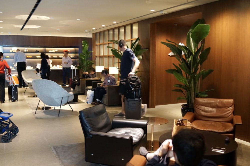 香港国際空港キャセイパシフィック航空「ザ・デッキ」ラウンジシーティングエリア