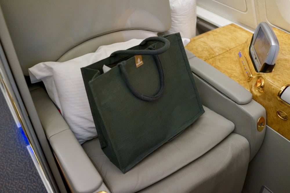 エミレーツ航空ファーストクラス男性用アメニティーブルガリ化粧品　ポーチ　メモセット　 保存版エミレーツファーストクラス搭乗記〜100万円の価値をマイルで