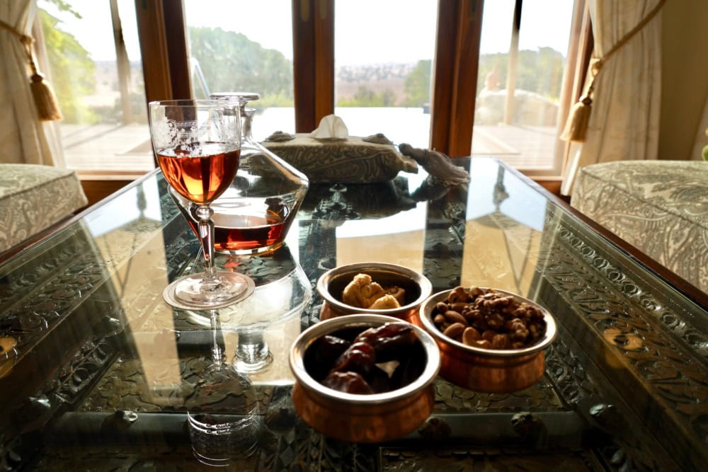 Al Maha a Luxury Collection Desert Resort & Spaベドウィンスイートの応接セット