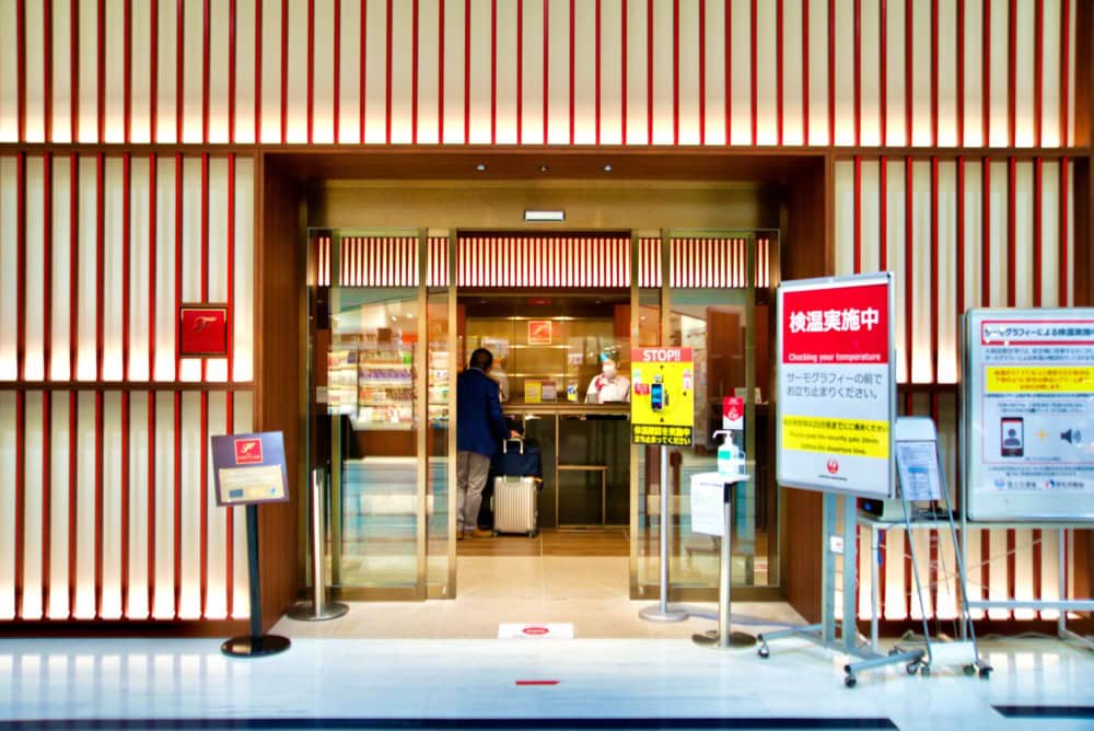 大阪伊丹空港・JALファーストクラスチェックインカウンター