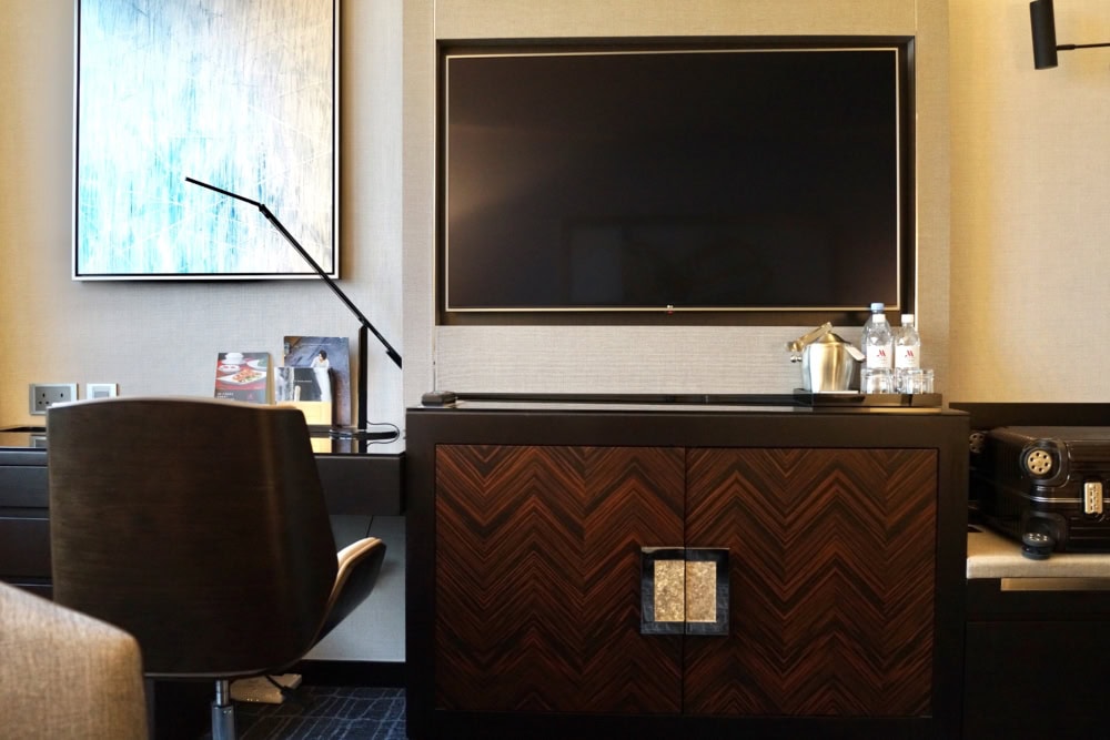 香港スカイシティ・マリオット・ホテルのスイートルーム/デスクとテレビ