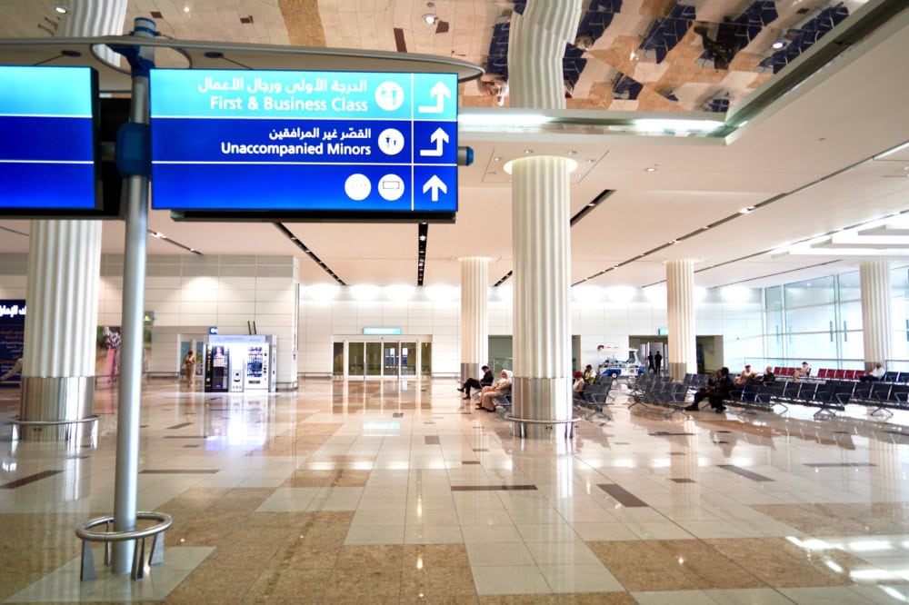 ドバイ国際空港・エミレーツ航空ファーストクラスチェックインカウンターへ