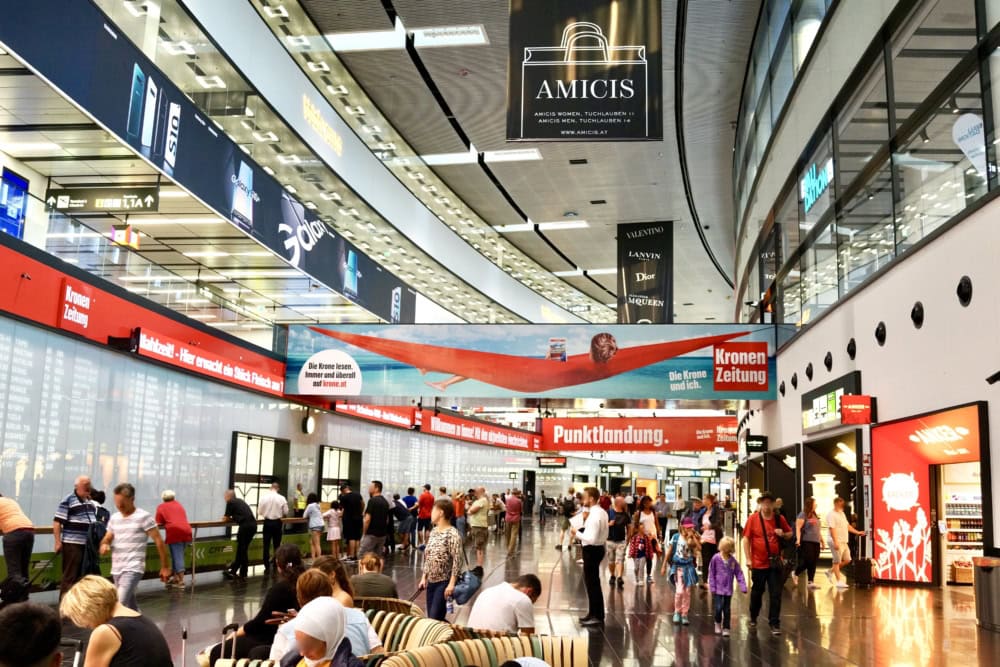 ウィーン国際空港に到着