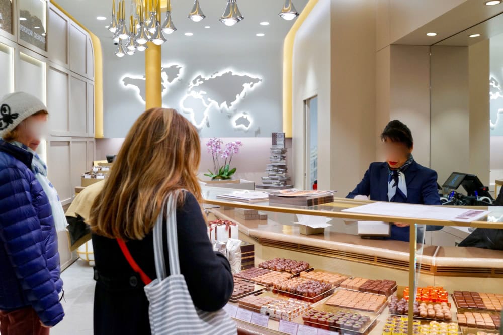 入手困難なチョコレートベルナシオン パリ店の店内