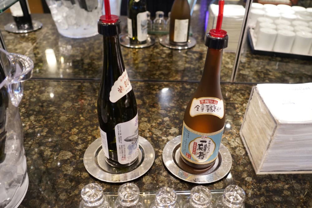 成田空港ラウンジ・デルタスカイクラブ・ブッフェカウンター・アルコールドリンク・焼酎