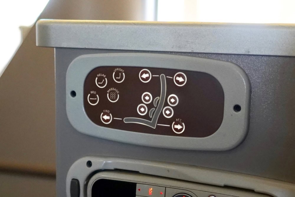 ガルーダインドネシア航空・B777-300ERビジネスクラスのシートコントローラー
