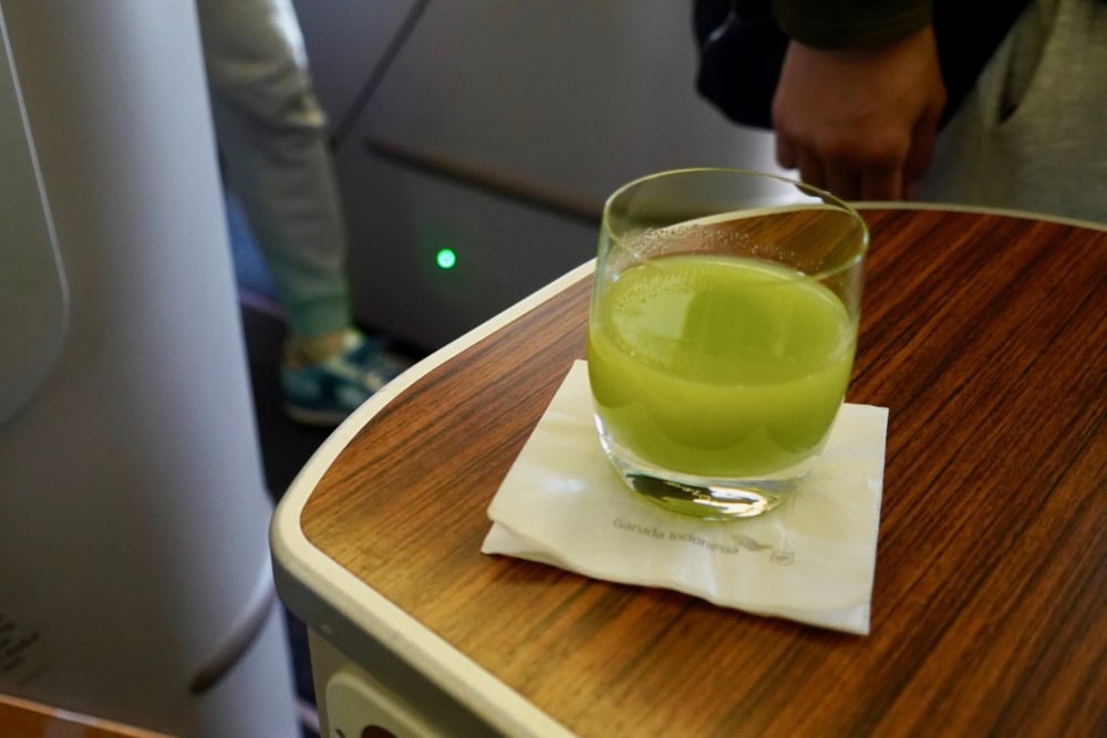ガルーダ・インドネシア航空B777-300ERのビジネスクラスシート・ウェルカムジュース