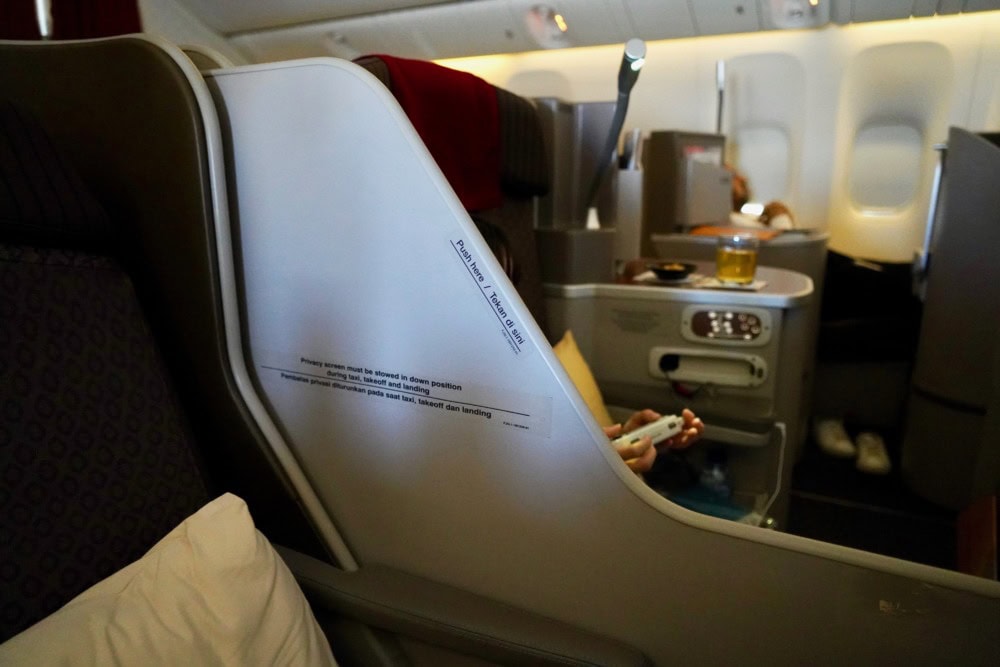 ガルーダ・インドネシア航空B777-300ERのビジネスクラスシート・パーテーション