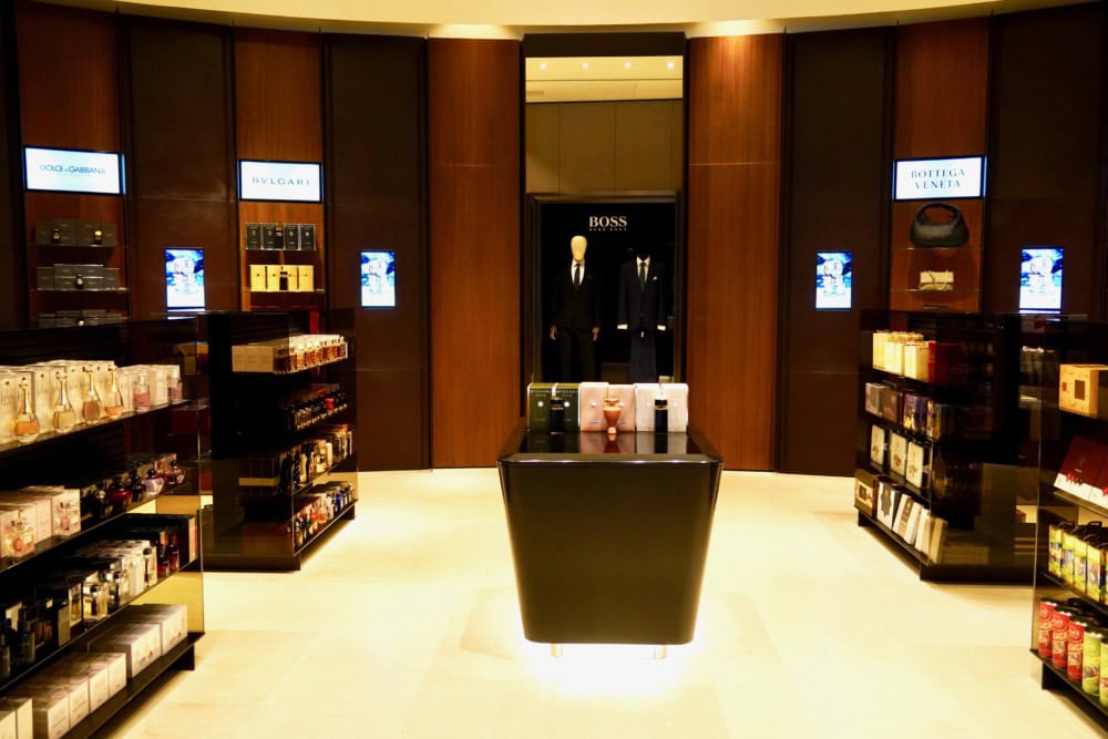 ドーハ・ハマド国際空港カタール航空アル・サファ・ファーストラウンジの免税店内の様子