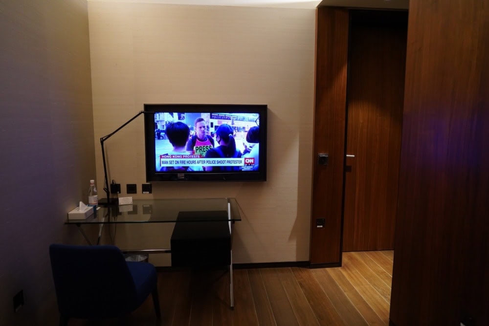 ドーハ・ハマド国際空港カタール航空アル・サファ・ファーストラウンジのクワイエットルーム・テレビ