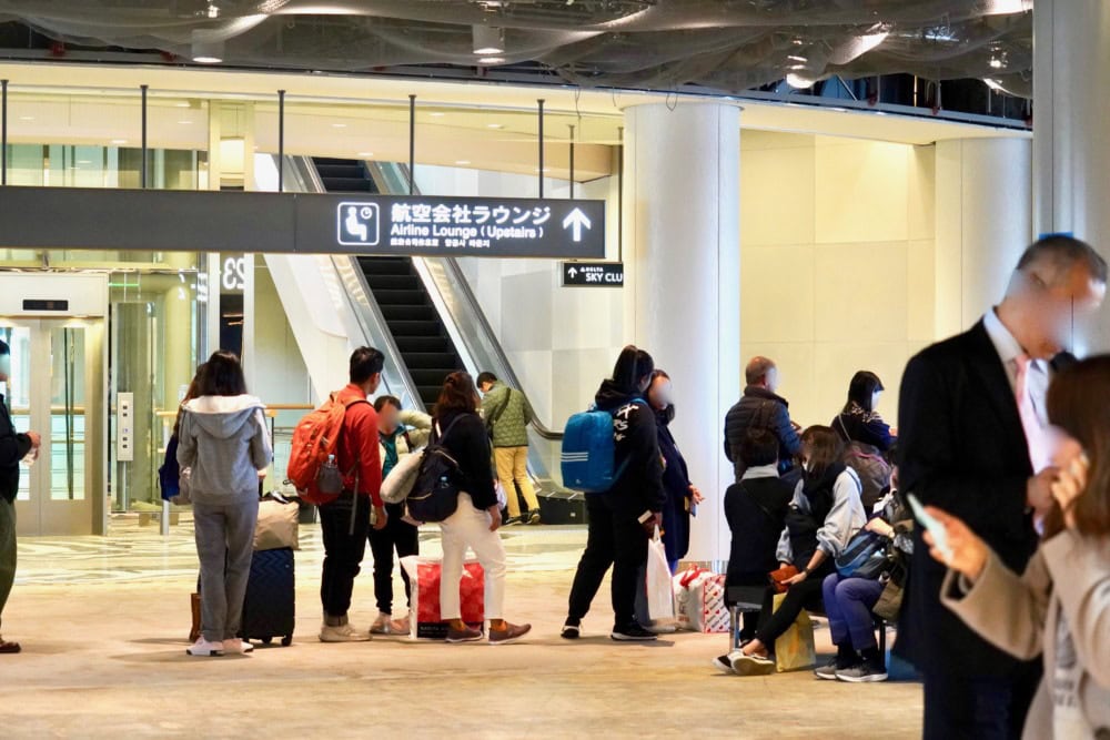 成田空港第1ターミナル北ウィング・デルタスカイクラブへはエスカレーターで