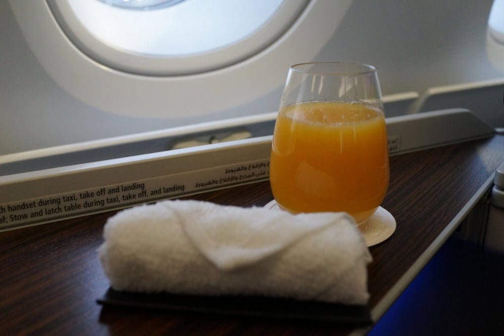 パリ・シャルル・ド・ゴール空港からカタール航空ビジネスクラスでドーハへ・ウェルカムドリンク