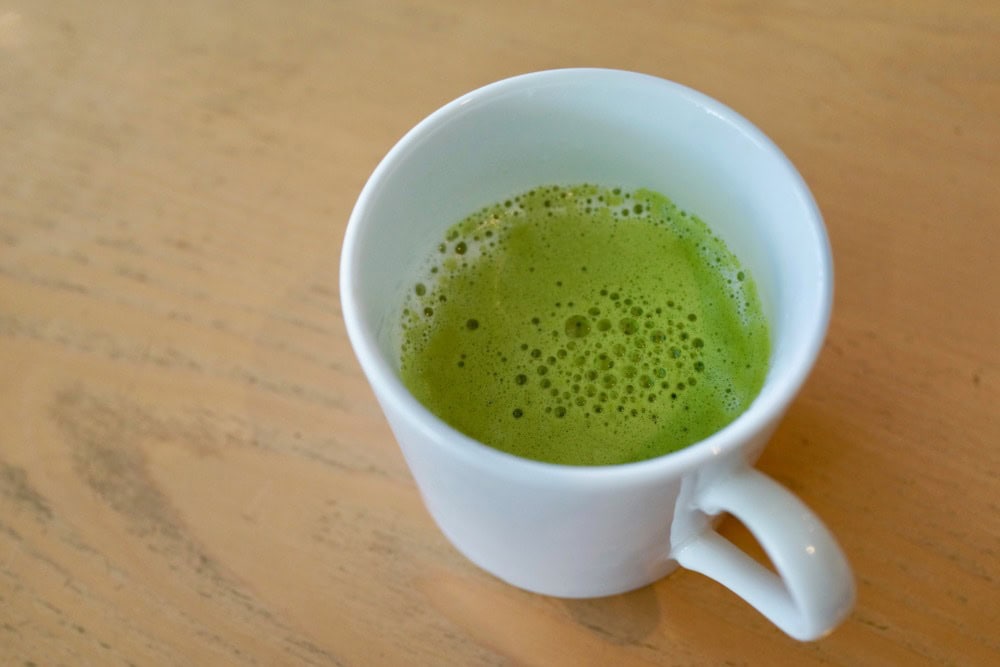 成田空港ラウンジ・デルタスカイクラブ・ブッフェカウンター・抹茶ラテ