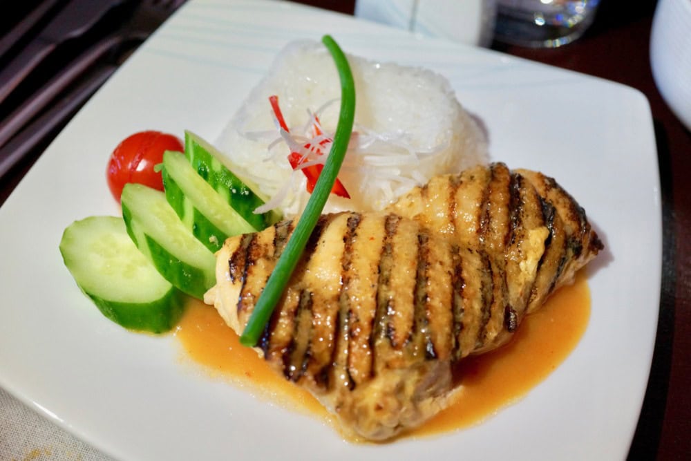 ガルーダインドネシア航空・ビジネスクラス・機内食・インドネシア料理のメインディッシュはグリルチキン