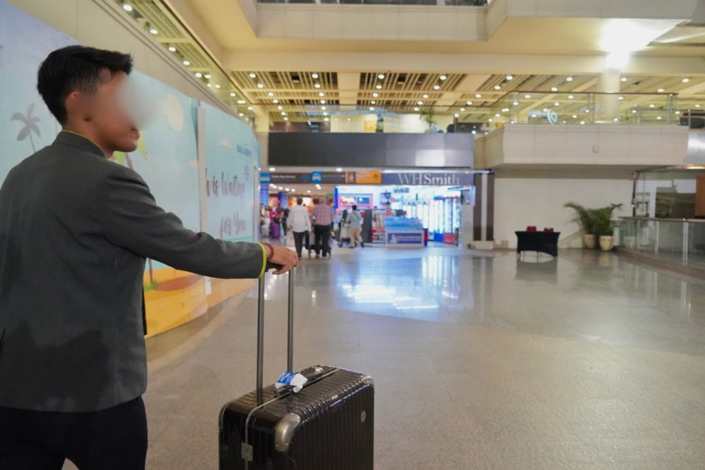 税関通過後、デンパサール空港の到着ロビーへ