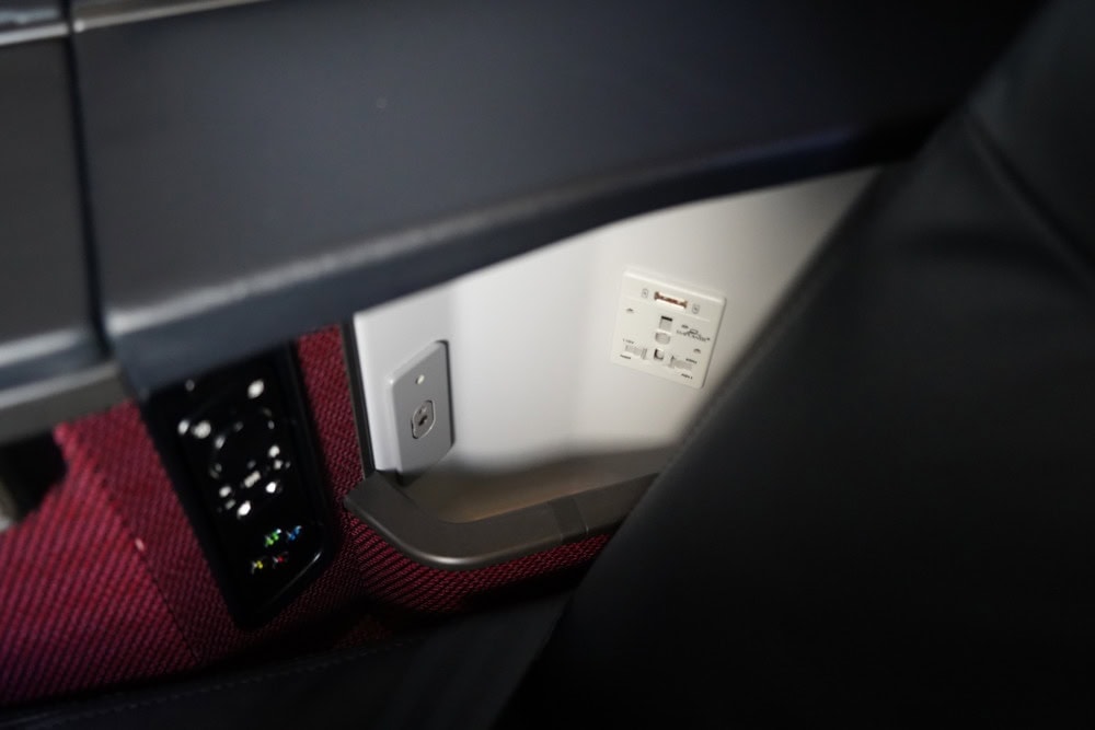 JAL国内線新型ファーストクラス・収納