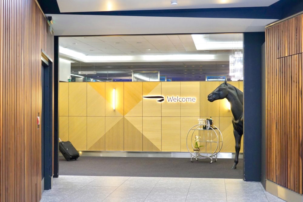 ヒースロー空港・ザファーストウィングからラウンジ前では馬がお出迎え