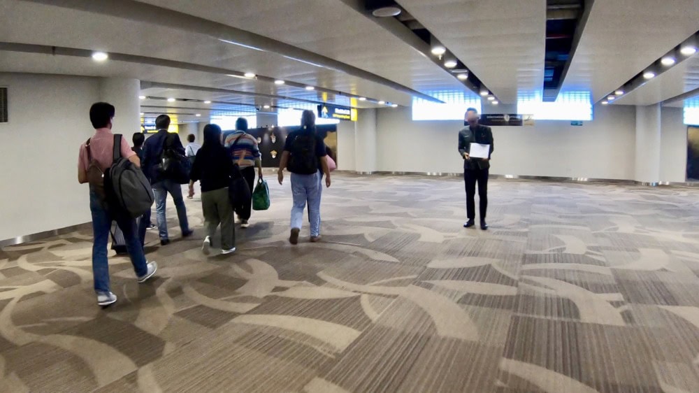 デンパサール空港ではスタッフさんが搭乗口付近まで来てくれる