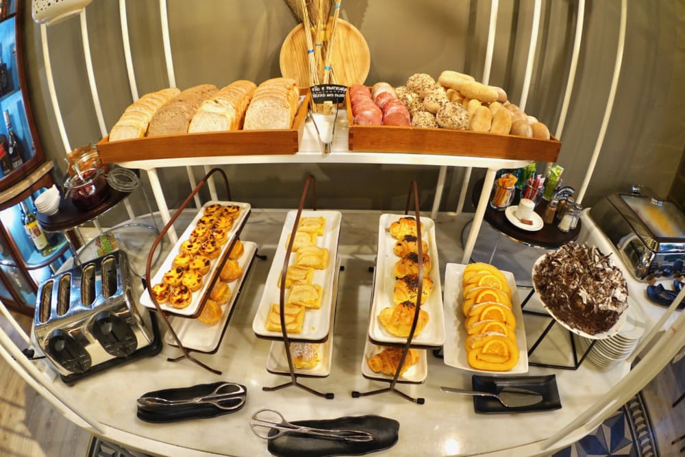 マイストーリーホテルロッシオ・朝食会場・パンコーナー