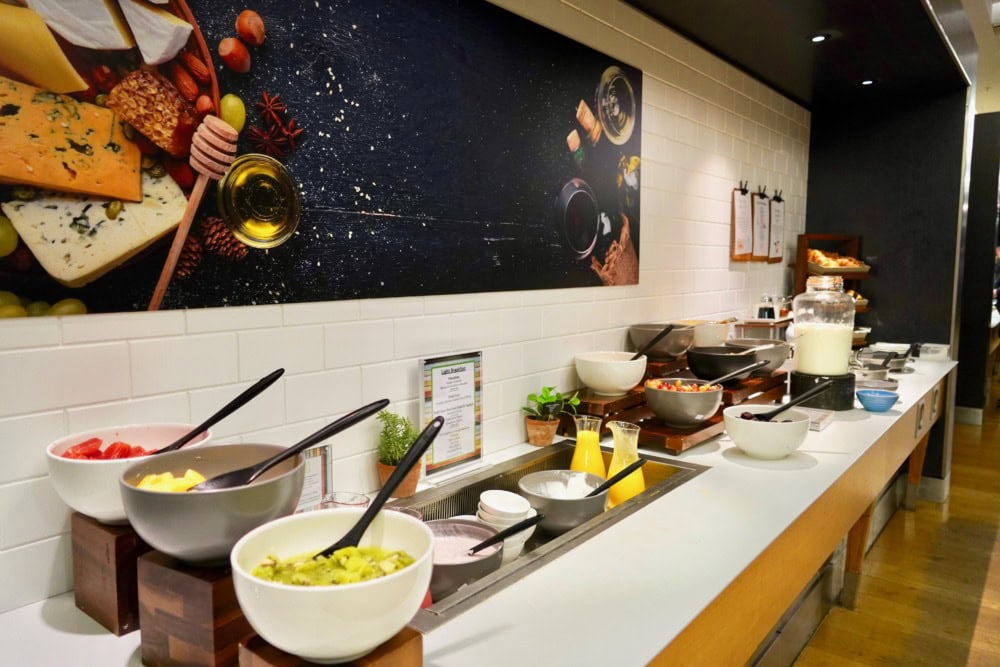 ロンドン・ヒースロー空港・ブリティッシュエアウェイズ・ファーストラウンジのブッフェ・朝食サラダ