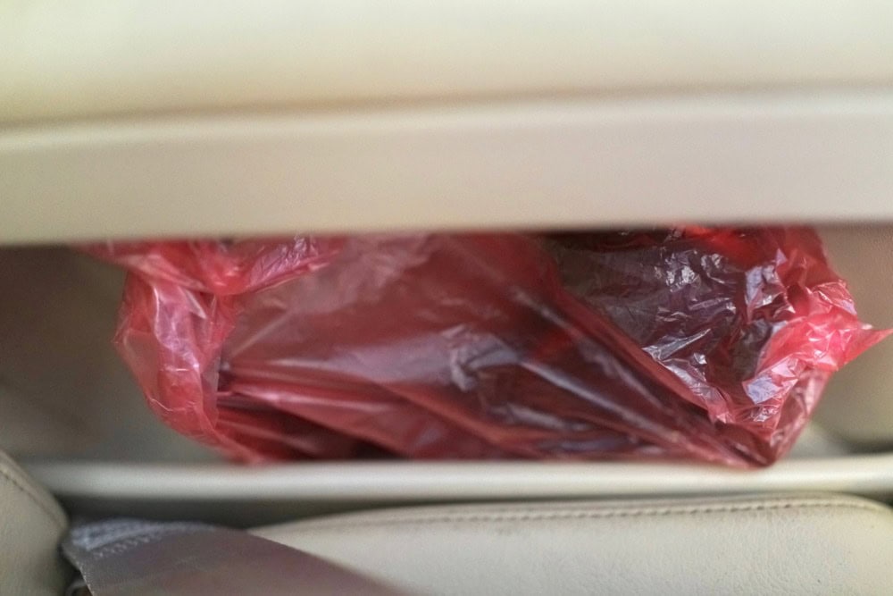 JAL国内線ファーストクラスB767-300ERの収納・ヘッドフォン