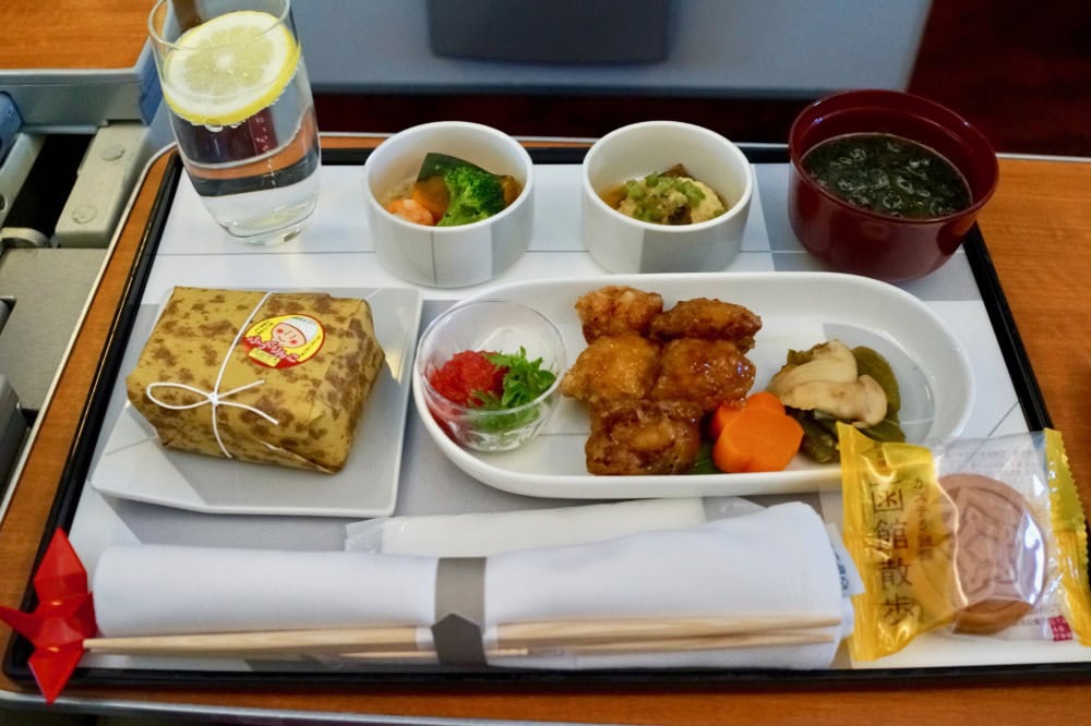JAL国内線ファーストクラスB767-300ERのシート・機内食全景