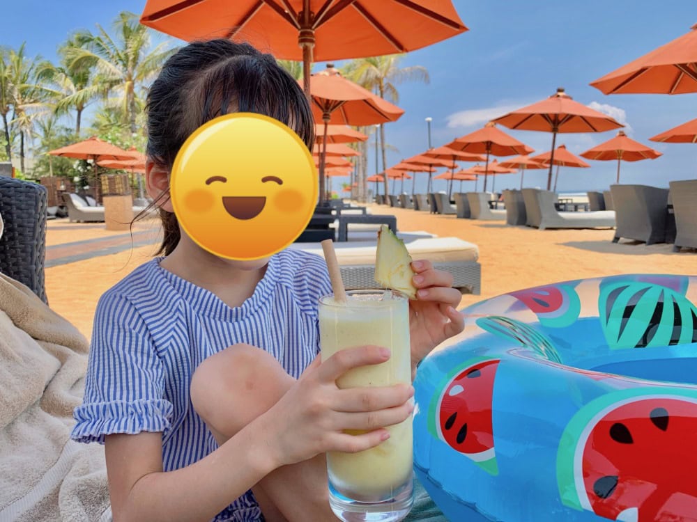 セントレジス・バリのビーチでドリンクを楽しむ