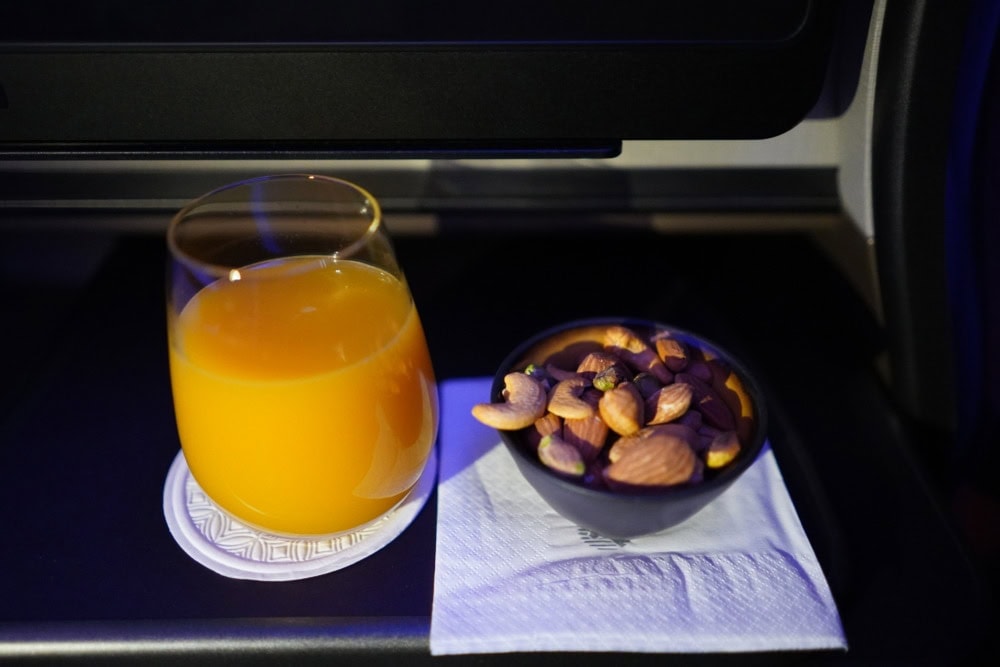 カタール航空ビジネスクラスQsuite・機内食・ドリンクとナッツ