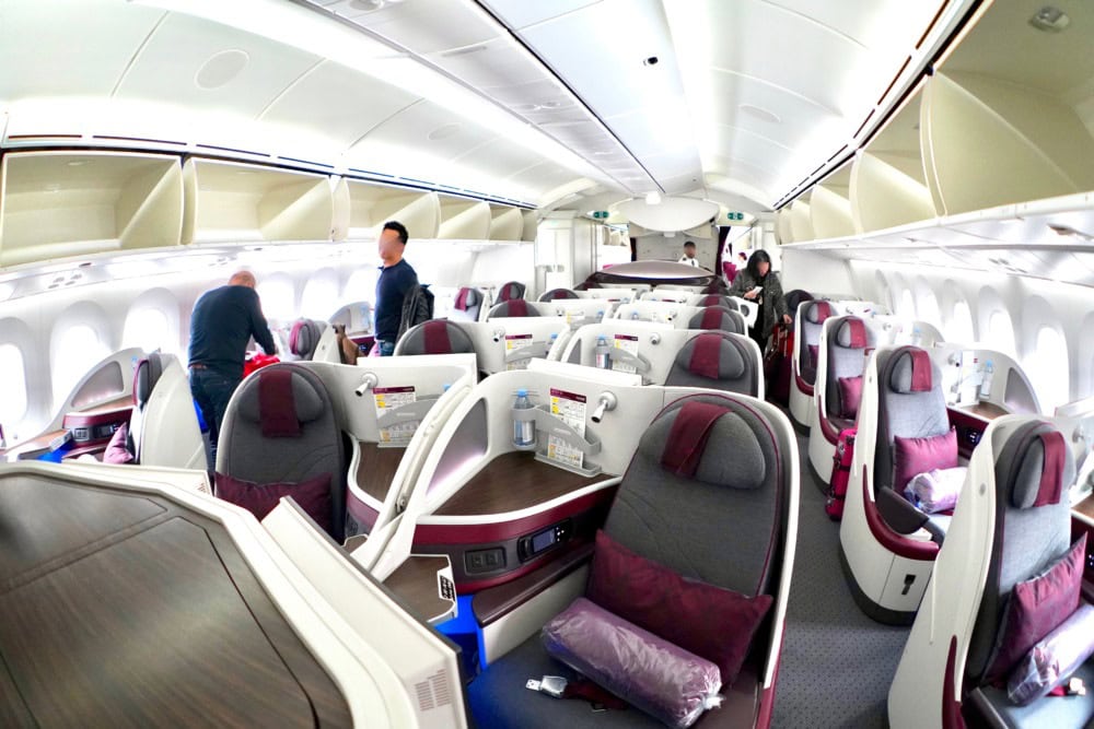 カタール航空B787-9ビジネスクラスキャビン前方から