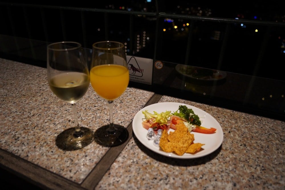 オキナワマリオットリゾートアンドスパ・オーシャンラウンジ・テラス席で乾杯