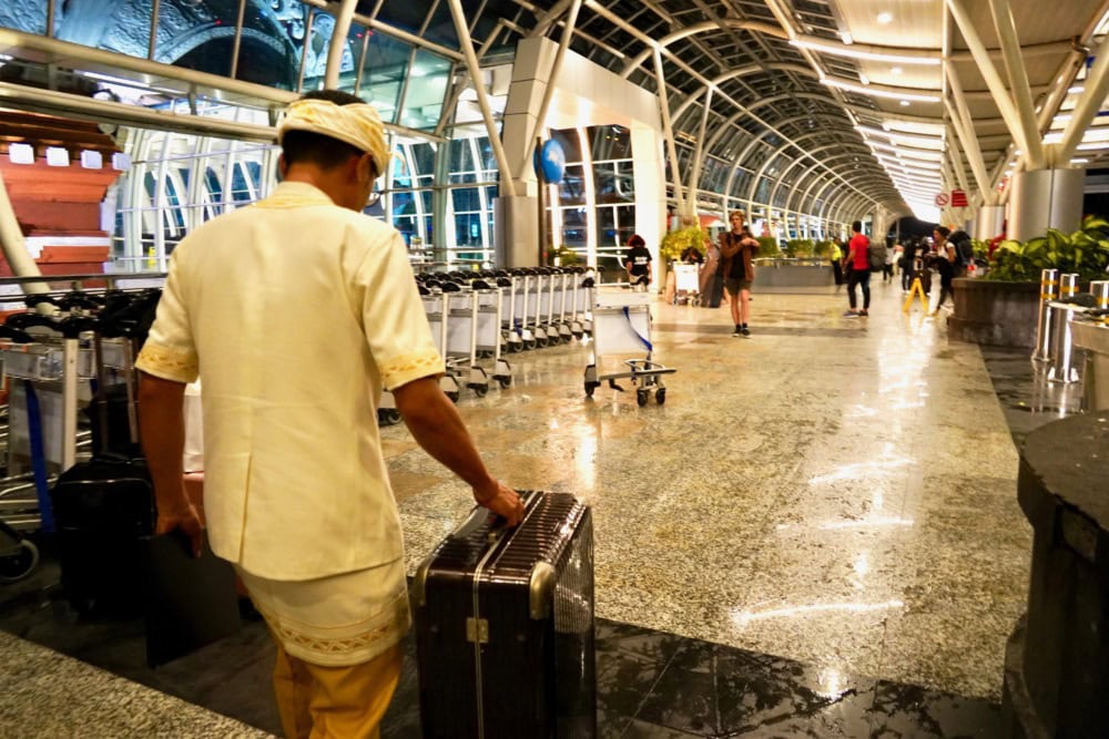 インドネシア・ングラライ国際空港国際線ターミナルの手荷物検査までエスコート