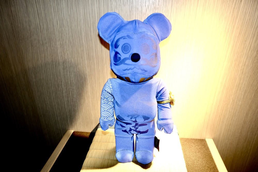 メズム東京・フラッシュを焚くと色が変わるベアブリック