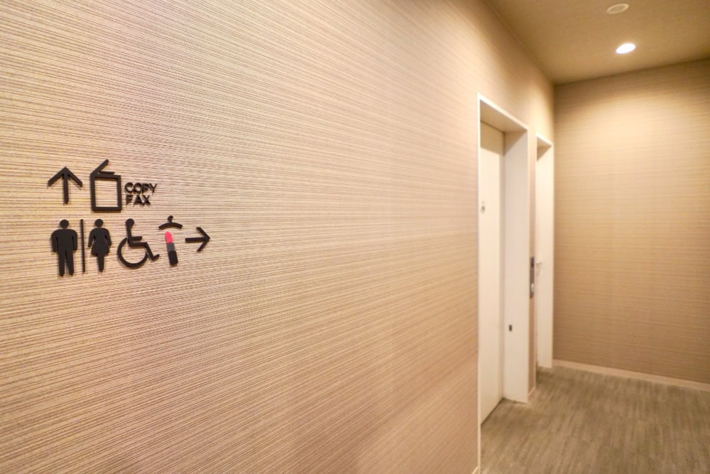 広島空港ビジネスラウンジもみじトイレ表示