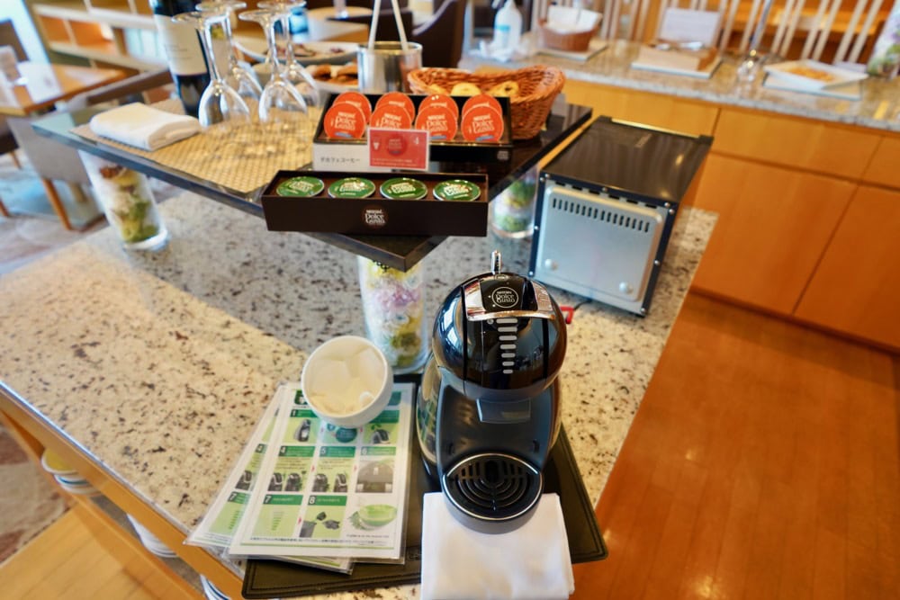 シェラトングランドホテル広島・クラブラウンジ・ドリンク＆フードカウンター・コーヒーマシンデカフェ