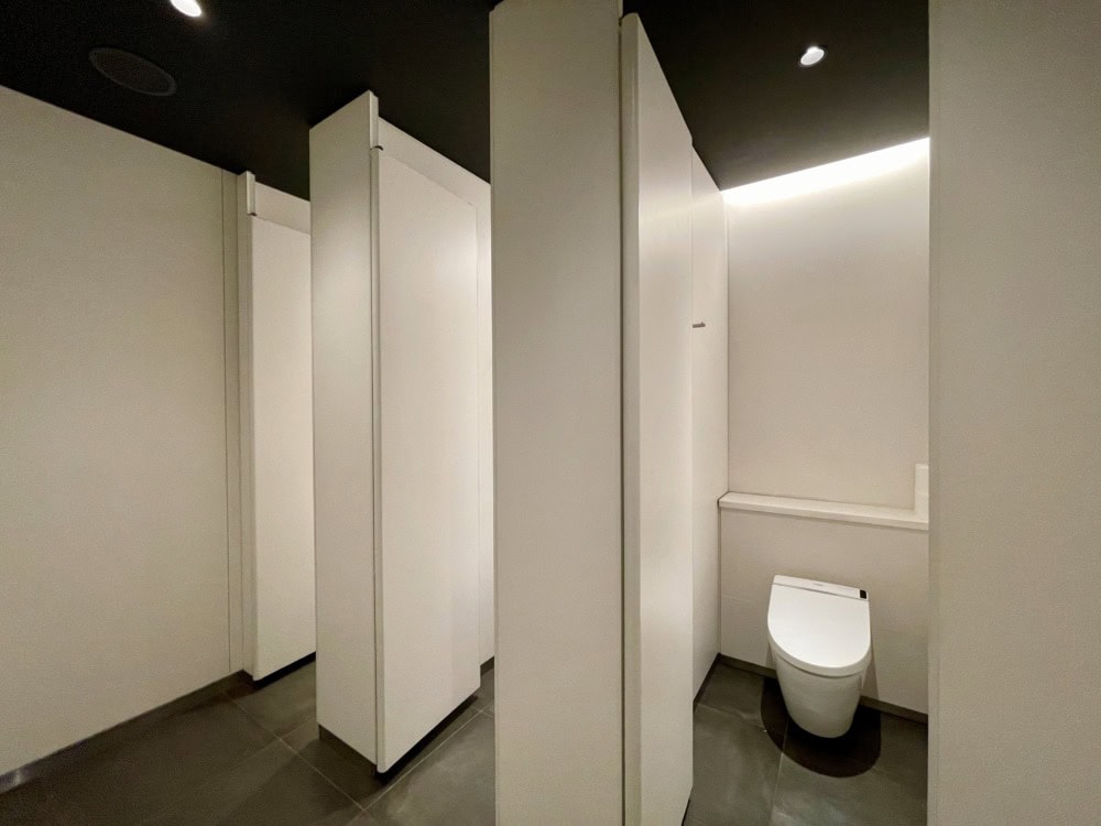 羽田空港パワーラウンジのトイレ個室