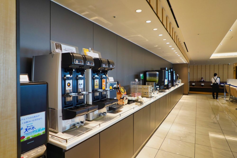 大阪伊丹空港ANAラウンジ〜ドリンクカウンター全景